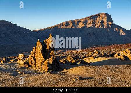 Die vulkanische Landschaft aus Basalt und Bimsstein Felsen an der Las Minas de San Jose in der Morgendämmerung in der Las Canadas del Teide National Park, und Guajara Doppelzi. Stockfoto