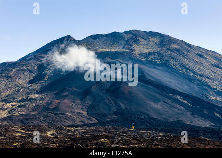 Kleine Wolke schweben über die Narices del Teide, teides Nasenlöcher, vulkanischen Schlot an der Seite des Pico Viejo, alte Peak, in der Las Canadas del Teide Stockfoto