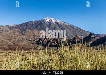 Blick über die Llano de Ucanca auf das Cathedral Rock und Roques de Garcia vulkanische Felsformationen in der Las Canadas del Teide Nationalpark Tenerif Stockfoto