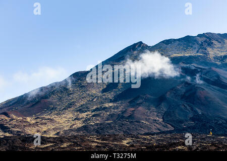 Kleine Wolke schweben über die Narices del Teide, teides Nasenlöcher, vulkanischen Schlot an der Seite des Pico Viejo, alte Peak, in der Las Canadas del Teide Stockfoto