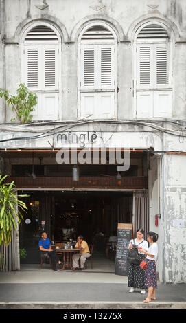 Cafe in Chinatown, Kuala Lumpur, Malaysia bin Single 'lokale Leute teilen sich einen Kaffee, Britische koloniale Architektur Stockfoto