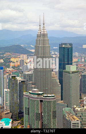 Die Petronas Towers, die auch als die Petronas Twin Towers, von dem KL Tower viwed, Kuala Lumpur, Malaysia Stockfoto