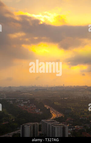 Sonnenuntergang der Stadt Kuala Lumpur, Malaysia, allgemeine Ansicht angezeigt Auto Pendler home Enroute, Moschee Silhouette am Horizont. Stockfoto