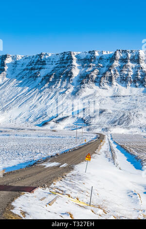 Warnschild bei Beginn einer Kies Mountain Road entlang der Halbinsel Snaefellsnes Island Stockfoto