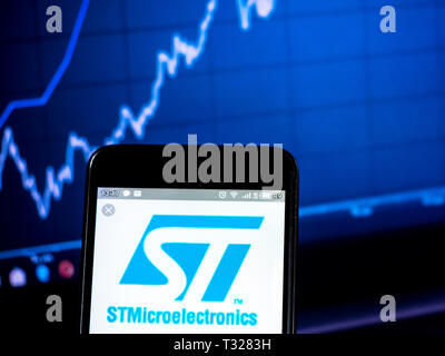 In diesem Foto Illustration einer STMicroelectronics Logo auf einem Smartphone gesehen angezeigt. Stockfoto