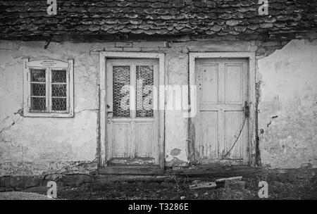 Türen und Fenster in ein verlassenes altes Haus im Dorf Cigoc in Sisak-Moslavina County in Zentral Kroatien Stockfoto