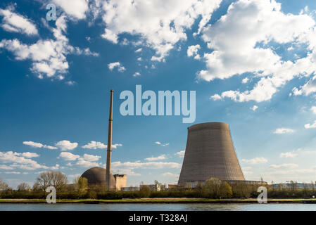 Eine halbe demontiert nukleare Atomic chimney gegen einen blauen Himmel mit Wolken in Mulheim-Karlich im Westen Deutschlands, am Rhein. Stockfoto