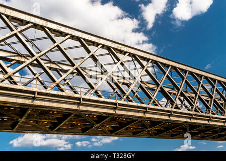 Überführung, Eisenbahn, Truss, Viadukt, Wasser, Bau, Anschluss, Architektur, Metall, Schiene, Verkehr, Wald, Kugeln, Steine, Tag, Wolken, Reisen, Linie, Stockfoto