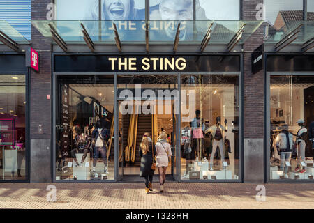 Dordrecht, Niederlande - 03.März 2019: Mädchen, die den Stachel Megastore ist die Heimat von verschiedenen Marken mit dem Fokus auf junge Menschen. Sting Unternehmen ist Stockfoto