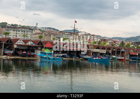 Trabzon/Türkei Mai 16.2015: ein wichtiger Hafen am Schwarzen Meer Stadt Trabzon am Ufer des Fisher Hütten Stockfoto