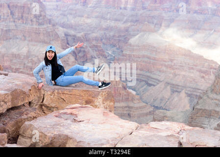 GRAND CANYON - 19. Februar: Touristen bilder Eagle Point nehmen am Grand Canyon West Rim am 19. Februar 2017 in Grand Canyon, AZ Stockfoto