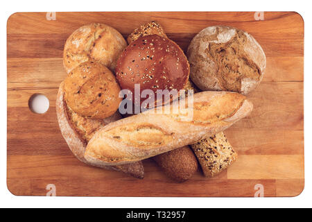 Blick von oben auf die verschiedenen Arten von Brot aufgetürmt auf Küche aus Holz Schneidebrett auf weißem Hintergrund Stockfoto