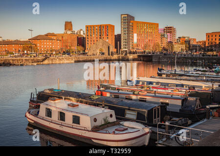 Marina und Liverpool Anglikanische Kathedrale. Liverpool, North West England, UK. Stockfoto