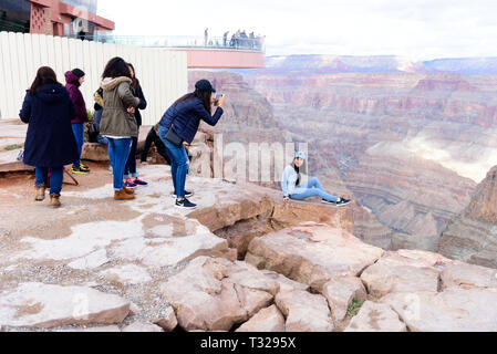 GRAND CANYON - 19. Februar: Touristen bilder Eagle Point nehmen am Grand Canyon West Rim am 19. Februar 2017 in Grand Canyon, AZ Stockfoto