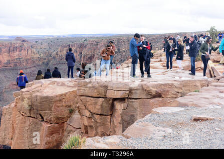 GRAND CANYON - 19. Februar: Touristen bilder Eagle Point nehmen am Grand Canyon West Rim am 19. Februar 2017 in Grand Canyon, AZ Stockfoto