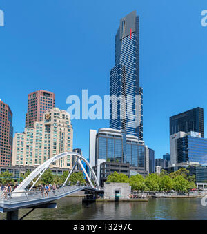 Eureka Tower und andere hohe Gebäude in Southbank mit Evan Walker Brücke den Fluss Yarra, Melbourne, Victoria, Australien Kreuzung Stockfoto