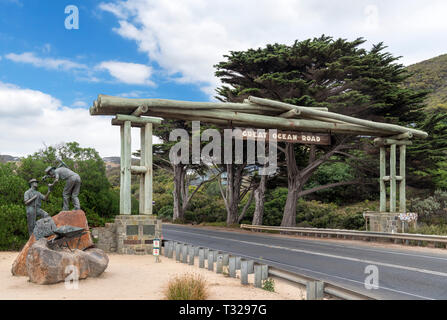 Great Ocean Road, Australien. Memorial Arch auf der Great Ocean Road, Östliche Sicht, Victoria, Australien Stockfoto