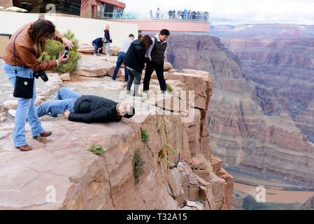 GRAND CANYON - 19. Februar: Touristen bilder Eagle Point nehmen am Grand Canyon West Rim am 19. Februar 2017 in Grand Canyon, AZ Stockfoto