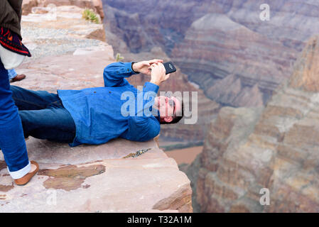 GRAND CANYON - 19. Februar: Touristen bilder Eagle Point nehmen am Grand Canyon West Rim am 19. Februar 2017 in Grand Canyon, AZ Stockfoto