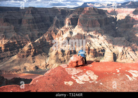 GRAND CANYON - 19. Februar: Touristen bilder Eagle Point nehmen am Grand Canyon West Rim am 19. Februar 2017 in Grand Canyon, AZ Stockfoto