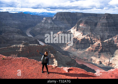 GRAND CANYON - 19. Februar: Touristen bilder Eagle Point nehmen am Grand Canyon West Rim am 19. Februar 2017 in Grand Canyon, AZ Stockfoto