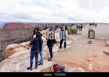 GRAND CANYON - 19. Februar: Touristen bilder Eagle Point nehmen am Grand Canyon West Rim am 19. Februar 2017 in Grand Canyon, AZ Stockfoto