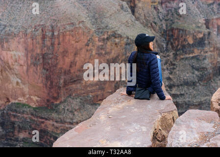 GRAND CANYON - 19. Februar: Touristen bilder Eagle Point nehmen am Grand Canyon West Rim am 19. Februar 2017 in Grand Canyon, AZ Stockfoto