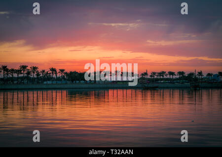Sonnenaufgang in Doha. Doha, Ad-Dawhah, Katar. Stockfoto