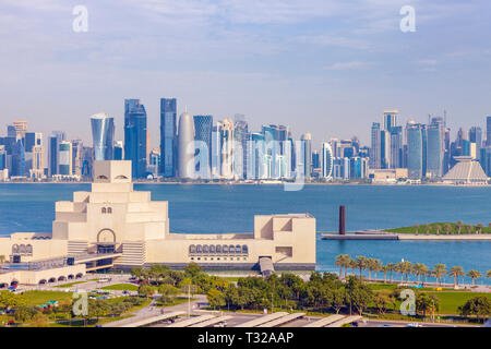 Panorama von Doha mit Museum für Islamische Kunst in Doha, Katar. Stockfoto