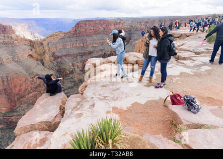 GRAND CANYON - 19. Februar: Touristen bilder Eagle Point nehmen am Grand Canyon West Rim am 19. Februar 2017 in Grand Canyon, AZ Stockfoto