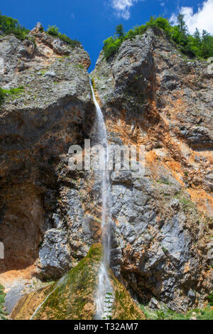 Rinka Falls ist ein Wasserfall im Logar-tal, nördlichen Slowenien Stockfoto