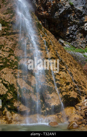 Rinka Falls ist ein Wasserfall im Logar-tal, nördlichen Slowenien Stockfoto