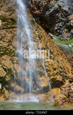 Rinka Falls ist ein Wasserfall im Logar-tal, nördlichen Slowenien Stockfoto