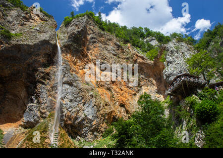 Rinka Falls ist ein Wasserfall im Logar-tal, nördlichen Slowenien Stockfoto