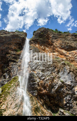 Rinka Falls ist ein Wasserfall im Logar-tal, nördlichen Slowenien Stockfoto