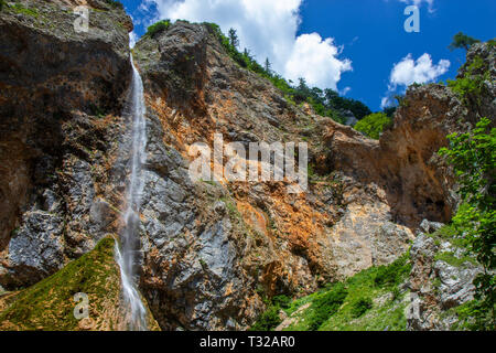 Rinka Falls ist ein Wasserfall im Logar-tal, nördlichen Slowenien Stockfoto