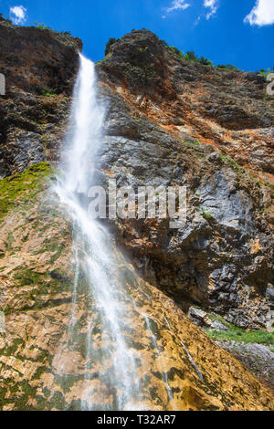 Rinka Falls ist ein Wasserfall im Logar-tal, nördlichen Slowenien Stockfoto