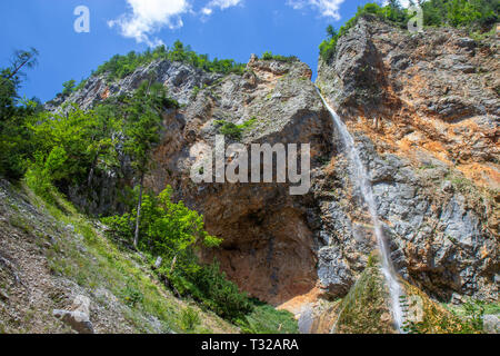 Rinka Falls ist ein Wasserfall im Logar-tal, nördlichen Slowenien Stockfoto