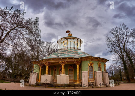 Das Chinesische Haus ist ein Garten Pavillon im Park von Sanssouci in Potsdam, Deutschland. Friedrich der Große hatte es gebaut, in der Nähe des Schloss Sanssouci Park entfernt. Stockfoto