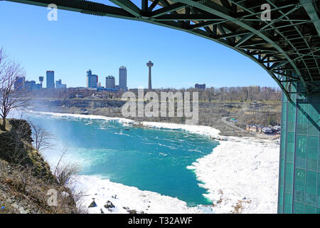 NIAGARA FALLS, NY-27 Mar 2019 - Blick auf die Niagara Fälle Aussichtsturm über gefrorenes Eis und Schnee auf dem Niagara River und Niagara Falls im März 2 Stockfoto