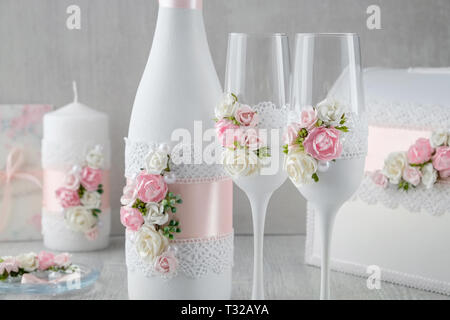 Hochzeit Set: 1 Flasche Champagner, Gläser, Kerze, Hochzeitsalbum, Einladungen. Stockfoto