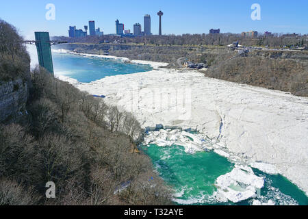 NIAGARA FALLS, NY-27 Mar 2019 - Blick auf die Niagara Fälle Aussichtsturm über gefrorenes Eis und Schnee auf dem Niagara River und Niagara Falls im März 2 Stockfoto