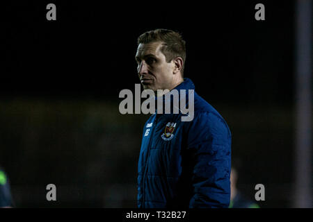 Rhys Griffiths von penybont auf dem touchline an Taffs Well. Taffs Well v Penybont in der Welsh Football League Division One am Rhiw'r Ddar Stadion. Stockfoto