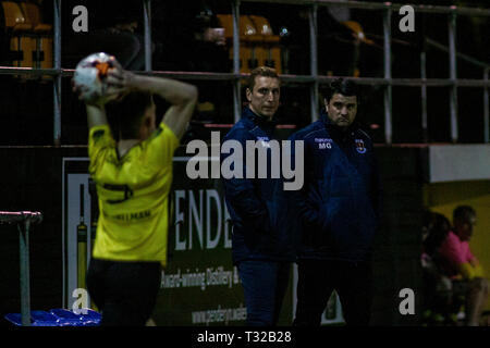 Rhys Griffiths von penybont auf dem touchline an Taffs Well. Taffs Well v Penybont in der Welsh Football League Division One am Rhiw'r Ddar Stadion. Stockfoto