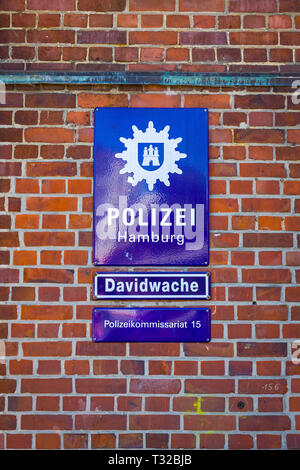 Hamburg, Deutschland - 25. Juni 2014: Street Platte auf der Davidwache Gebäude, das bekannteste Polizeistation in Hamburg im St. Pauli Viertel Stockfoto