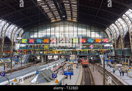 Hamburg, Deutschland - 26. Juni 2014: Im Inneren des Hamburger Hauptbahnhof (Hamburg Hbf), Hauptbahnhof der Hamburger City. 1906 eröffnet. Die Deutschen bu Stockfoto