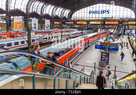 Hamburg, Deutschland - 26. Juni 2014: Im Inneren des Hamburger Hauptbahnhof (Hamburg Hbf), Hauptbahnhof der Hamburger City. 1906 eröffnet. Die Deutschen bu Stockfoto