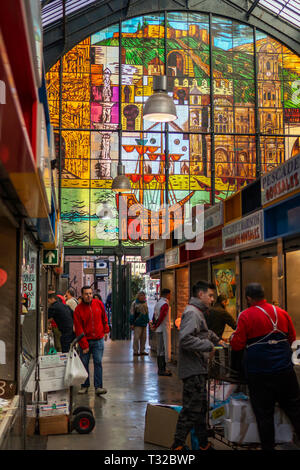 Malaga, Spanien 04. 03. 2019: Innenseite der Atarazanas Markt Mercado Central in Malaga Spanien mit dekoriertem Glas und die Menschen mit ihrer Versorgung Stockfoto