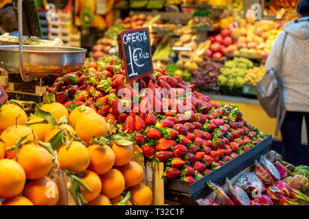 strawberry 1 Euro offer on farmers market in Spain Malaga with other fruits Stockfoto