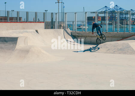 Solo Biker in Skate Park in der Nähe des Meeres Stockfoto